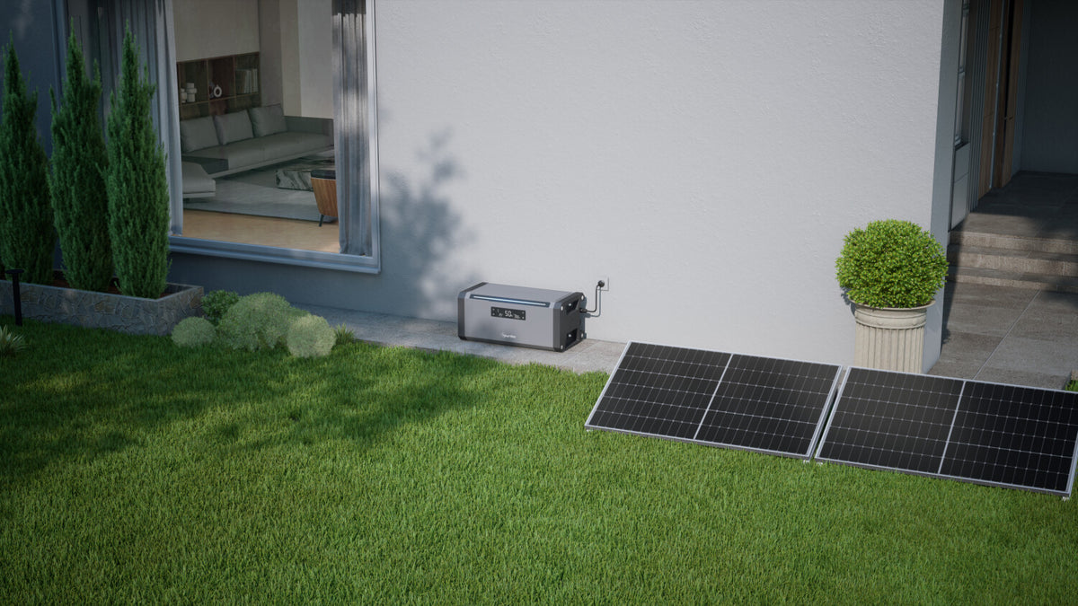 Hoymiles HiBattery mit Solarmodulen im Garten eines Wohnhauses