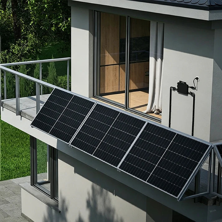 Hoymiles HiFlow Mikrowechselrichter an der Hauswand neben Solarmodulen am Balkon